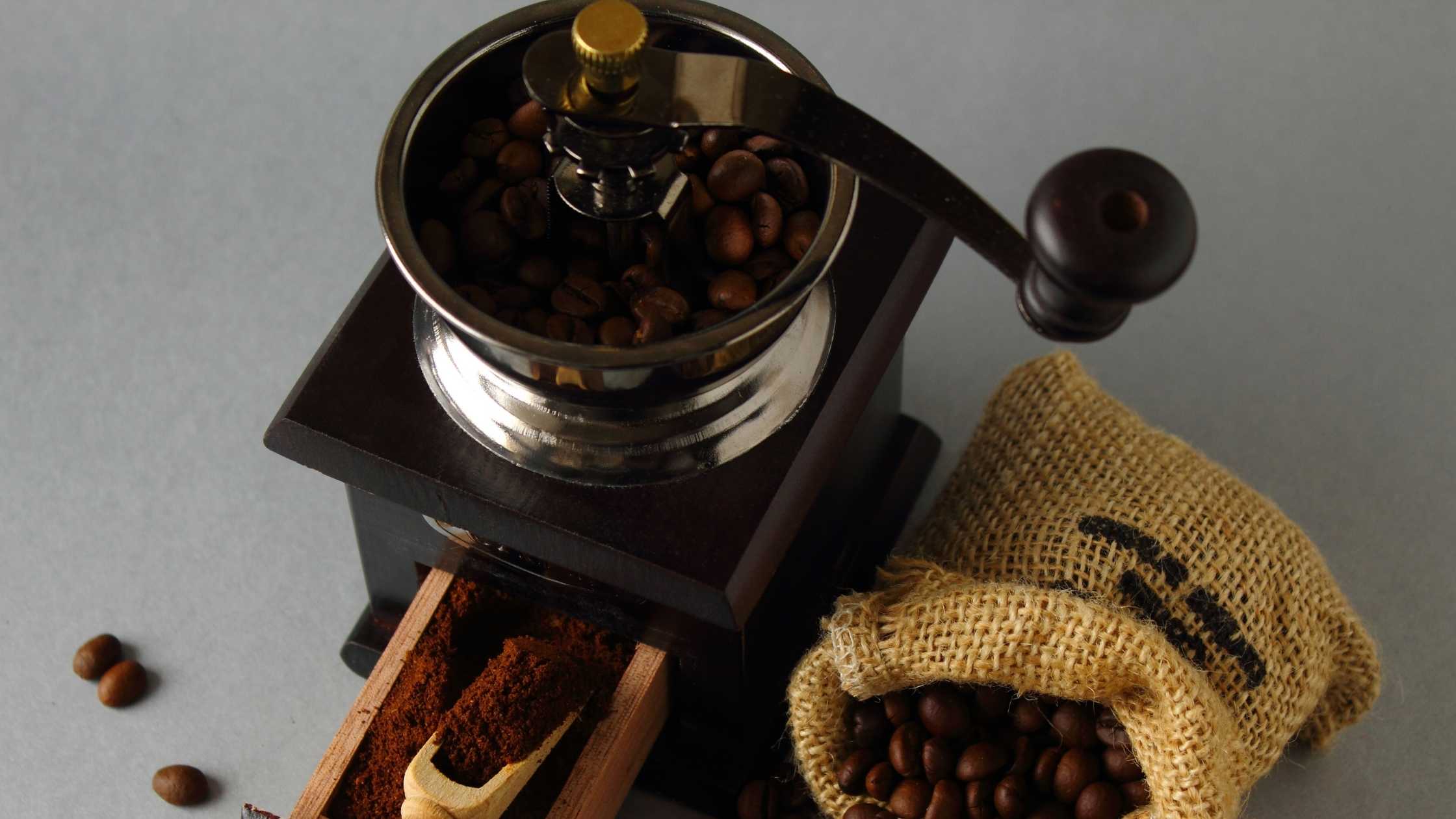 Buying coffee beans or ground coffee: pros and cons