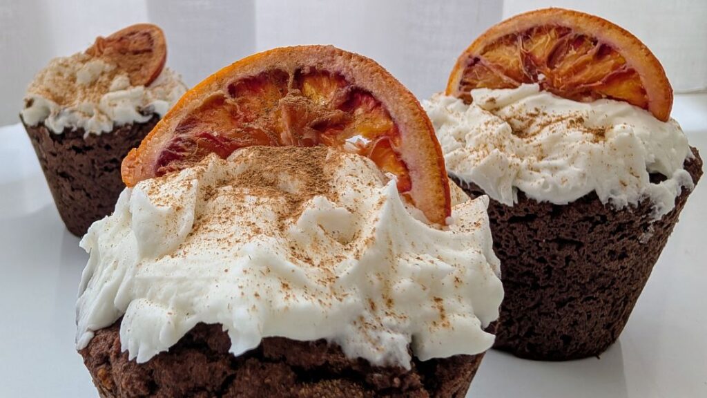 Muffins saludables de cacao con canela y naranja: fáciles de preparar, aromáticos y sin azúcar refinado.
