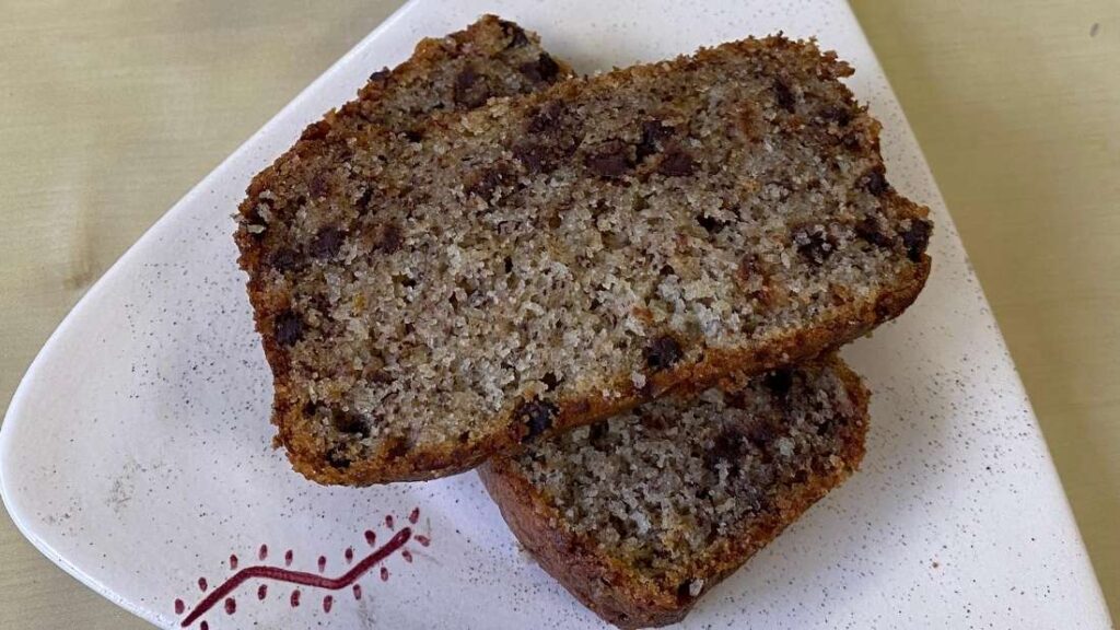 Pastís de plàtan amb xocolata: esponjós, casolà i perfecte per acompanyar el teu cafè preferit.
