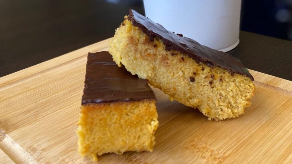 Pastís de taronja i ametlla sense gluten i sense lactis: sucós, aromàtic i perfecte per a la tardor.