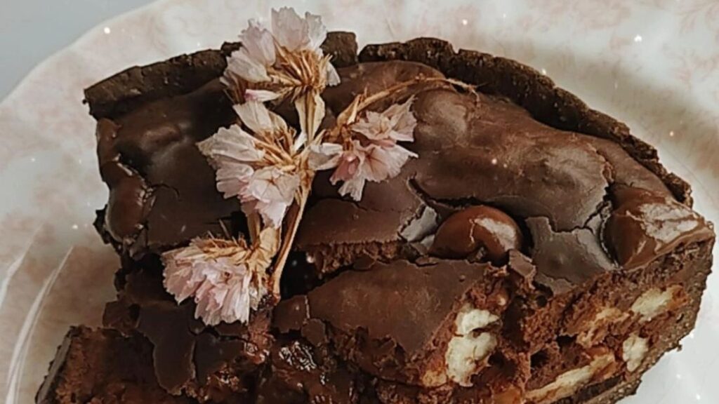 Pecan, chocolate and coffee cake
