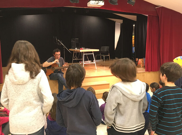Aprèn comerç just amb la música