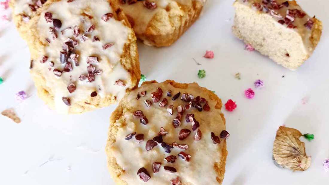 Receta de pastelitos de café con cobertura de vainilla y nibs de cacao